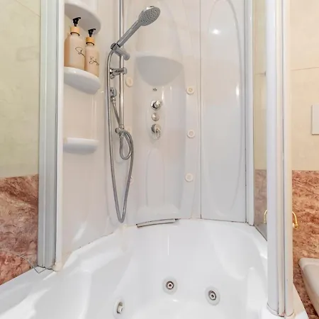 Aurealiving - Historic Jacuzzi 公寓 *