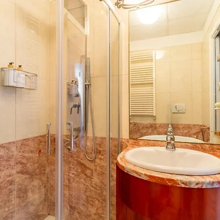 Aurealiving - Historic Jacuzzi Apartman *