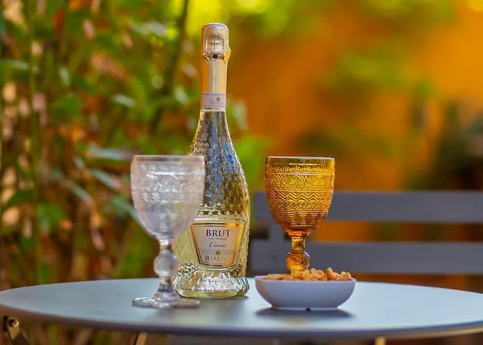 Aurealiving - Historic Jacuzzi Apartment *