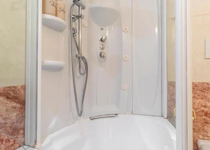 Aurealiving - Historic Jacuzzi Apartment *