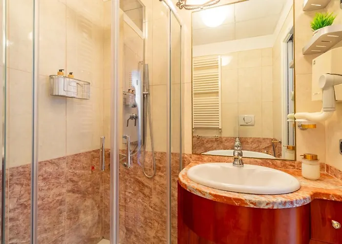 Aurealiving - Historic Jacuzzi Apartment *